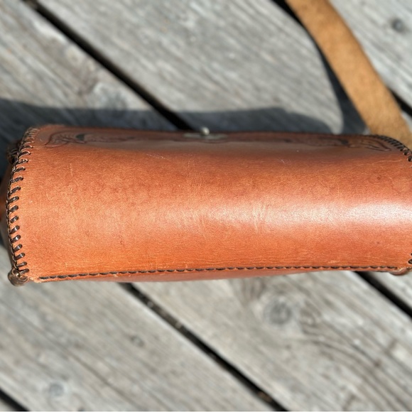 Beautiful Vintage 70s-ish Hand Tooled Leather Purse - Picture 7 of 12